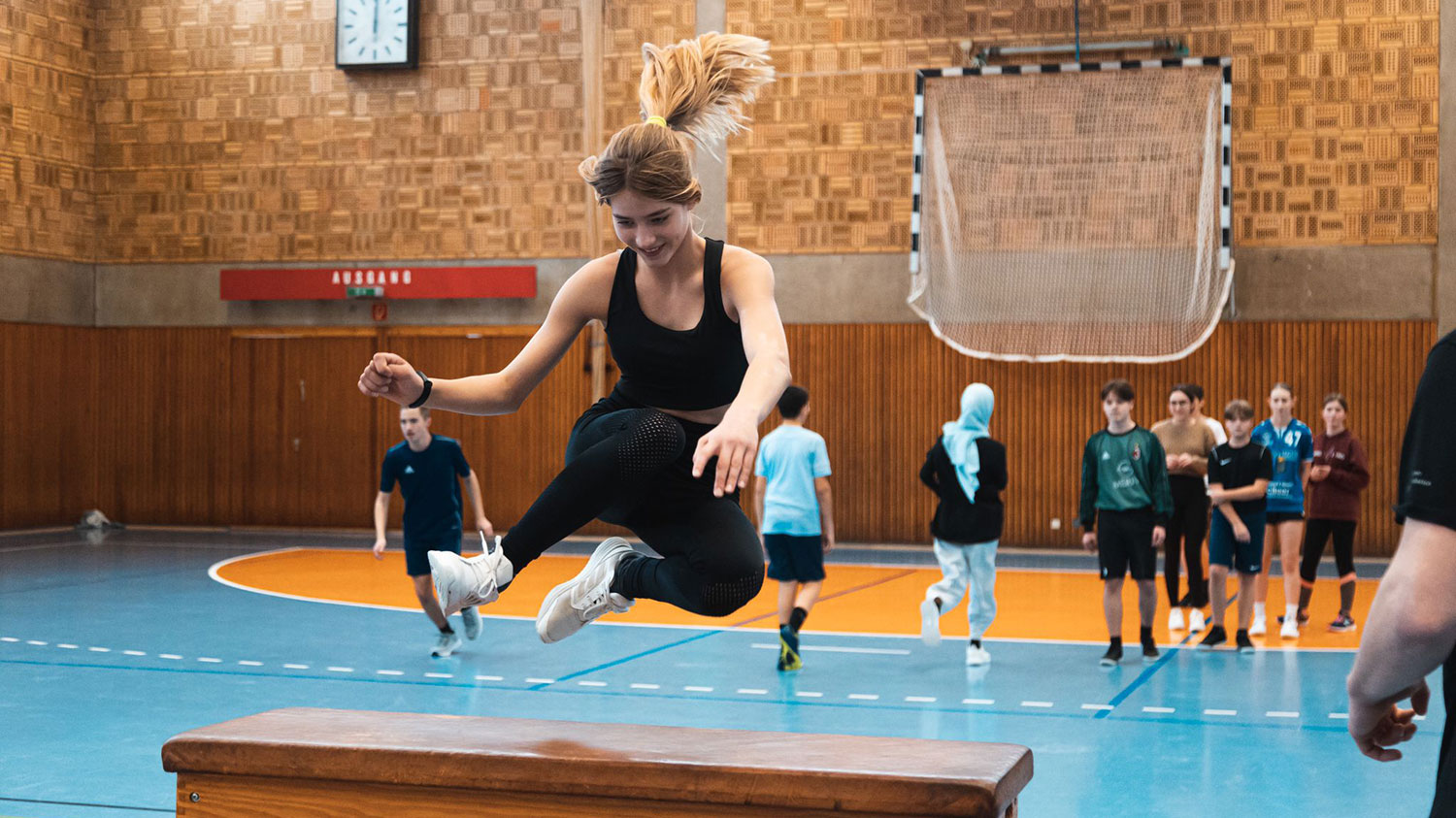 ESG-Sportklasse Schuelerin springt- ueber ein Bock